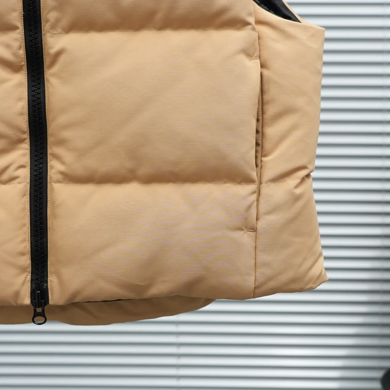 P600 2267WB Grandview black label women's short vest. Constructed from Arctic Tech recycled fabric®, it features a cinchable hem for sleek styling and storage. Color: Khaki Size: XS S M L XL